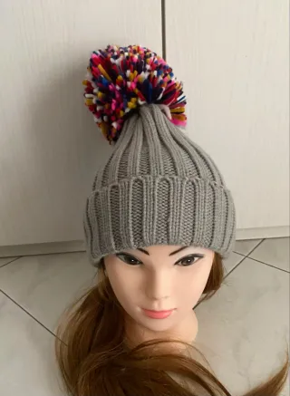Cappello donna con pon pon multicolore