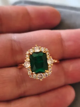 Anillo Oro 18k con Esmeralda y Circonitas