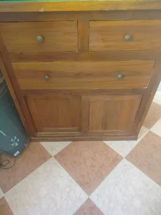 Cómoda de madera con cajones y puertas