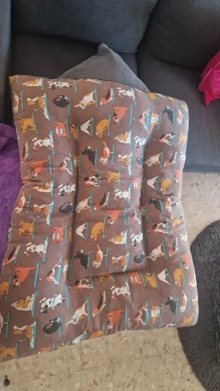 Cama para perro con estampado de perros
