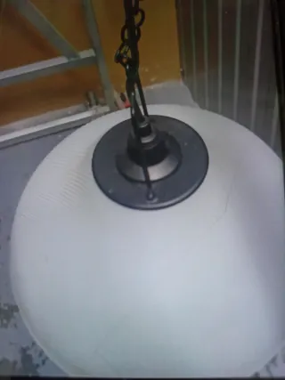 Lámpara de techo de cristal blanquecino y metal