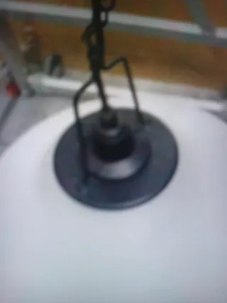 Lámpara de techo de cristal blanquecino y metal