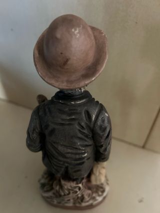 Figura de señor con sombrero y bastón