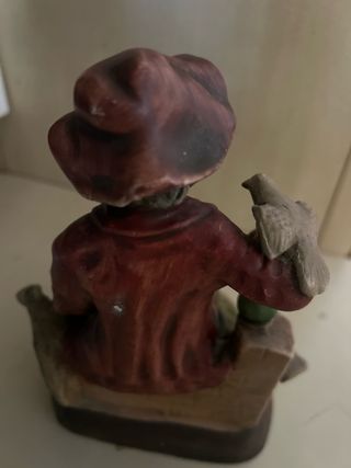 Figura de hombre con pájaros