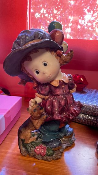 Figure di ceramica di bambini con cani