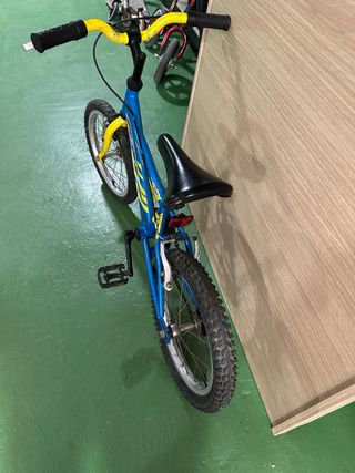Bicicleta infantil azul y amarilla