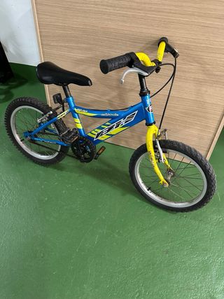 Bicicleta infantil azul y amarilla