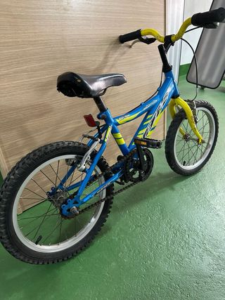 Bicicleta infantil azul y amarilla