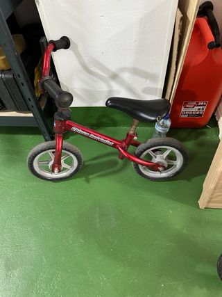 Bicicleta infantil azul y amarilla