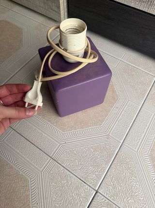 Lámpara morada de plástico