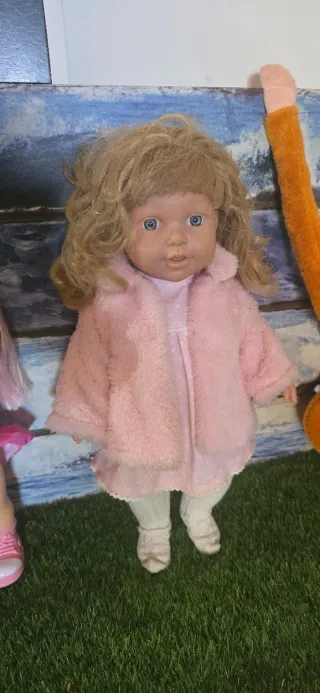 Muñecos y peluches varios