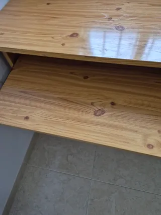 Escritorio de madera con cajón y bandeja