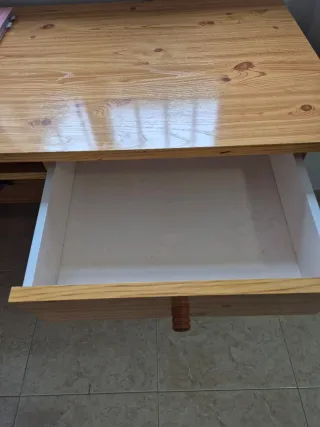 Escritorio de madera con cajón y bandeja