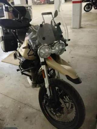 Moto Guzzi V85 TT Travel Oro/Plata