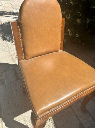 Silla de madera con tapicería de cuero