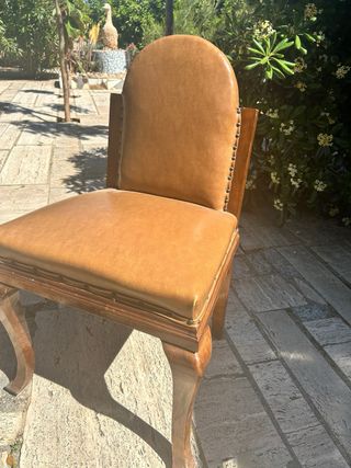Silla de madera con tapicería de cuero