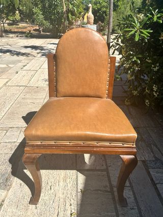 Silla de madera con tapicería de cuero