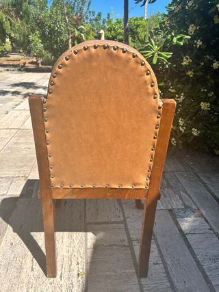 Silla de madera con tapicería de cuero