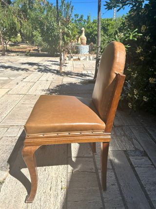 Silla de madera con tapicería de cuero