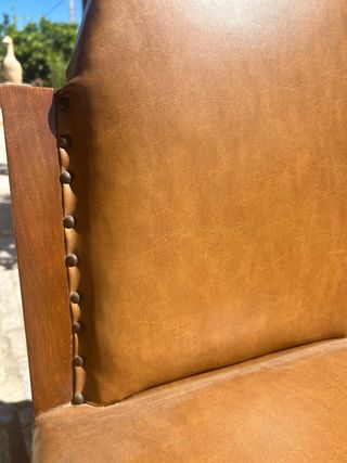Silla de madera con tapicería de cuero