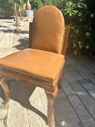 Silla de madera con tapicería de cuero
