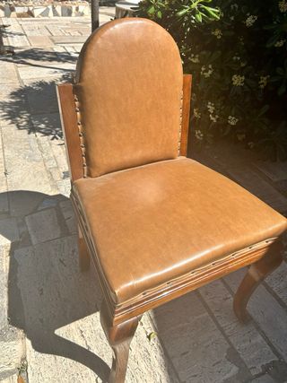 Silla de madera con tapicería de cuero