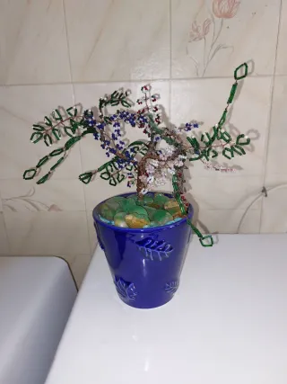 Maceta decorativa con árbol de cuentas