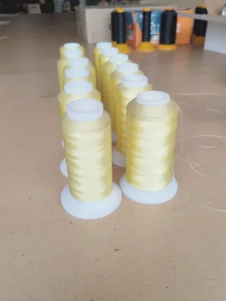 Filati viscosa giallo chiaro