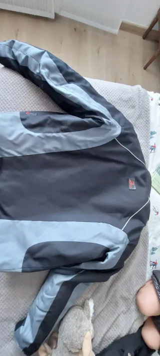 Chaqueta de moto negra y gris