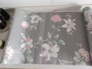 Rollo papel pintado floral gris