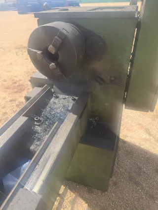 Torno de metal verde