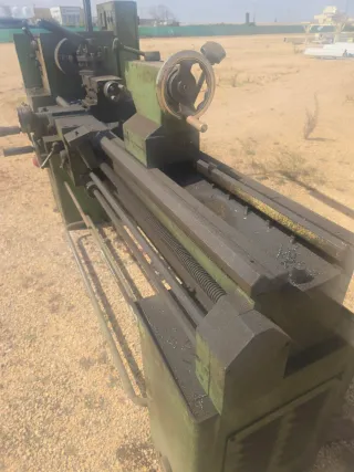 Torno de metal verde