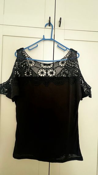 Camiseta negra hombros descubiertos con bordado