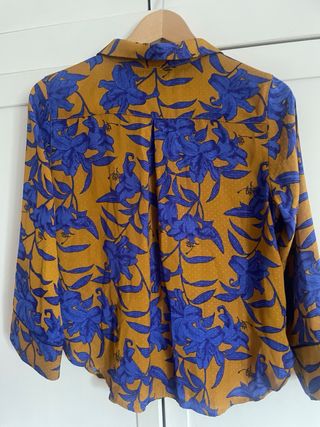 Camisa H&M flores azul y cobre