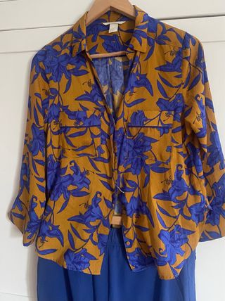 Camisa H&M flores azul y cobre