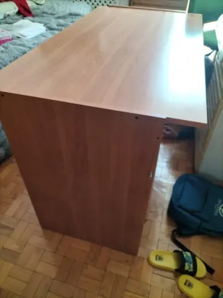 Escritorio  con cajón y estantes