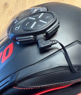 Casco HJC F70 Negro/Rojo + Intercomunicador
