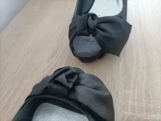 Zapatos de tacón negros con lazo