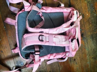 Mochila rosa táctica con múltiples bolsillos