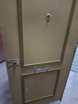 Puerta de hierro apertura invertida con cerrojo