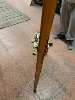 Puerta de hierro apertura invertida con cerrojo