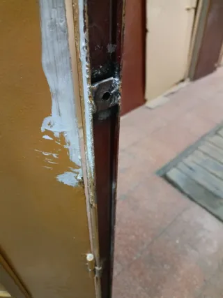 Puerta de hierro apertura invertida con cerrojo