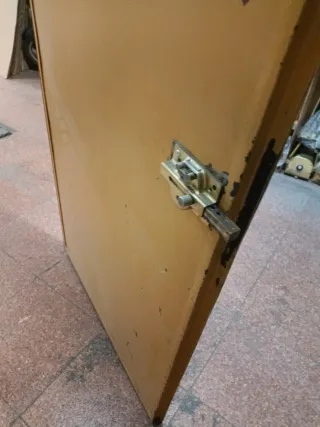 Puerta de hierro apertura invertida con cerrojo