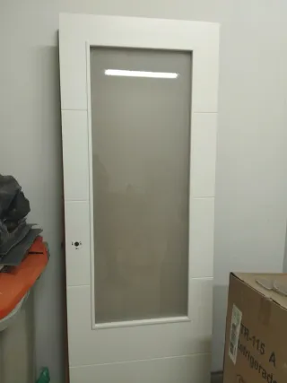 Puerta blanca con 4 rayas y cristal opaco