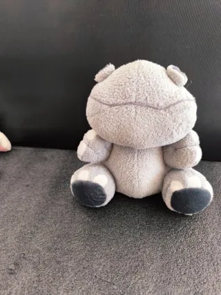 Lote 3 Peluches: Cebola, Cão e Hipopótamo