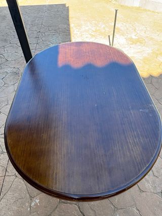 Mesa de salón de madera con su cristal compañero