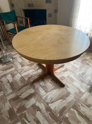 Mesa redonda de madera