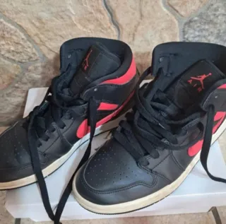 Scarpe Jordan Mid Nere e Rosse