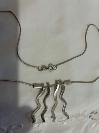 Collar de plata con colgante ondulado