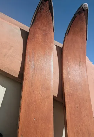 Esquís de Madera Antiguos con Bastones